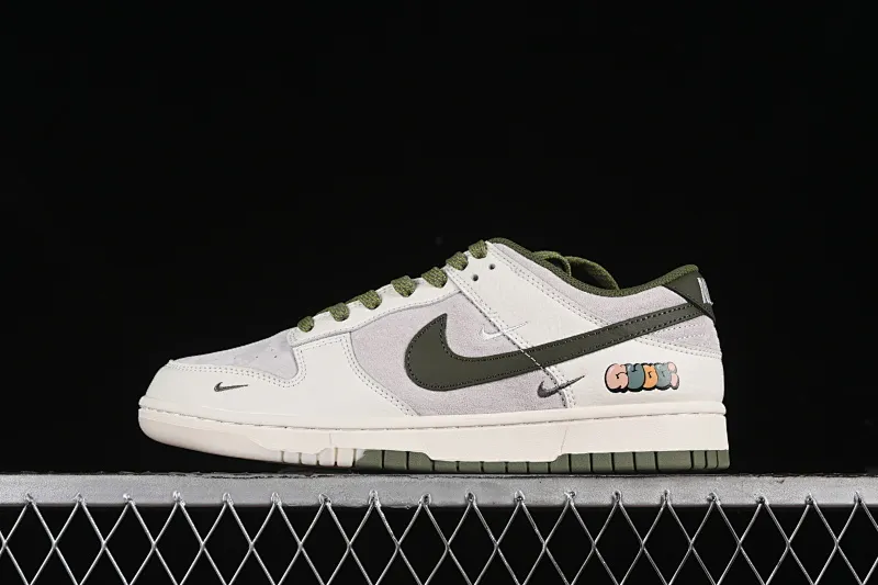 All Categories Nk SB Dunk Series Nk SB Dunk Low High-end Customized Low-top Sneakers Nk SB Dunk Low Gucci Co-branded Pig Eight Meter Yellow and Green Hook Anniversary High-end Customized Low-top Casual Sneakers KK1888-002